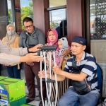 Wakasatlantas Polrestabes Surabaya mewakili saat menyalurkan bantuan.