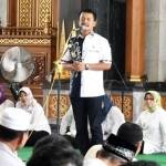 Bupati Jombang, Nyono Suharli Wihandoko saat sambutan pemberian honor guru ngaji, Kamis (5/10). foto: ROMZA/ BANGSAONLINE