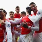 Penyerang Arsenal Danny Welbeck, bersama dengan rekan setimnya Olivier Giroud, Santi Cazorla, Calum Chambers dan Aaron Ramsey melakukan selebrasi setelah membobol gawang West Bromwich Albion pada pertandingan Liga Inggris di The Hawthorns, 29 November 2014. Laurence Griffiths/Getty Images/tempo