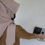 Salah satu karyawati saat uji coba E-Finger, sebelum ditetapkan mulai 1 April 2021. (foto: ist.)