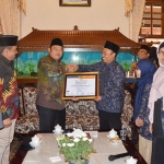 APRESIASI: KPU Sidoarjo memberikan penghargaan kepada Bupati terkait Pemilu 2019, Kamis (19/9). foto: ist