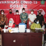 KUNJUNGAN: Bupati Ahmad Muhdlor saat meninjau vaksinasi yang digelar DPC PDIP Sidoarjo, Selasa (7/9/2021). foto: Kominfo Sidoarjo