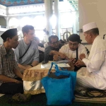 Puji (paling kiri) dan bule asal Jerman saat ikrar dua kalimat  syahadat di depan Imam Besar Masjid Al-Akbar Surabaya KH. Abdul Hamid Syarifuddin di Masjid Al Akbar Surabaya, Jumat  (29/09/2023). Foto: Mohammad Sulthon Neagara/bangsaonline