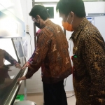 Bupati Madiun saat sidak pembangunan Laboratorium PCR.