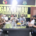 Ketua Bawaslu Kabupaten Blitar bersama OPD yang menjadi leading sektor pemasangan APS. (foto: ist)