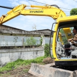 JADI OPERATOR: Bupati Muhdlor mencoba naik ekskavator membongkar bangunan untuk FR segmen 2, Kamis (23/6/2022). Foto: Ist.