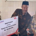 Tri Hariyono saat menerima secara simbolis bantuan yang diserahkan oleh perwakilan Kementerian BUMN dan Dirut Bank Mandiri.