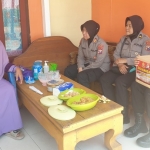 Anggota Polwan Polres Ngawi sedang melakukan anjangsana pada mantan polwan.