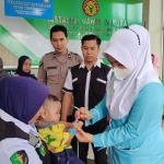 Korban saat dilakukan pemeriksaan yang didampingi Tim Dokkes Polres di RSUD dr. Mohammad Saleh.