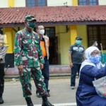 Wakil Bupati Sumenep Hj Dewi Khalifah saat menyerahkan beras dari ASN secara simbolis.