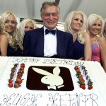 Hugh Hefner (tengah berjas)  dikelilingi wanita saat merayakan ulang tahunnya ke-75 di Cannes, Prancis, 12 Mei 2001. foto: tempo.co