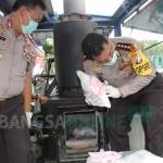  Kapolda Jatim saat mengecek barang bukti yang akan dimusnahkan. foto: ekoyono/ BANGSAONLINE