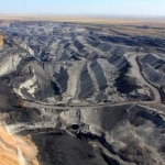 Dampak kerusakan alam atau lingkungan akibat pertambangan batubara sangat serius. Seperti terlihat dalam ilustrasi gambar ini bumi tercabik-cabik. Foto: anakteknik.co.id