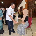 Bupati Tulungagung Maryoto Birowo didampingi istri menyerahkan kaki palsu pada Dita Anjarwati dan penerima lainnya.