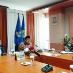 H. Syafiuddin anggota Komisi V DPR RI (kiri) didampingi Rektor UTM Dr. Drs. Ec. Moh. Syarif, M.M. (kanan) saat kunjungan resmi ke UTM terkait terbitnya Perpres 80/2019 di Gedung Rektorat, Jum