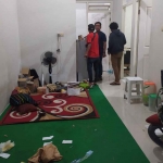 Satreskrim Polres Gresik saat menggerebek rumah kontrakan MY yang digunakan ritual penggandaan upal. FOTO: ist.