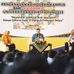 Wali Kota Kediri Abdullah Abu Bakar saat memberikan pemahaman kepada para mahasiswa baru Universitas Kadiri. Foto: Ist.