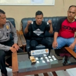 Tersangka (tengah) pengedar 487 Pil Double L diamankan di Mapolsek Siman.