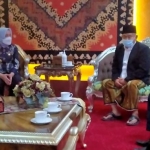 Prof Dr KH Asep Saifuddin Chalim, MA saat diterima Bupati Musi Waras Hj Ratna Machmud di rumah dinasnya Jl. Trans Sumatera Lubuk Linggau - Sarolangun, Jogoboyo, Lubuklinggau Utara II, Kota Lubuklinggau, Sumatera Selatan. Foto: MMA /BANGSAONLINE.com