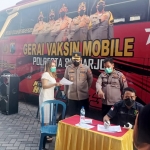 Kapolresta Sidoarjo Kombes Pol Kusumo Wahyu Bintoro didampingi Forkopimka dan Kapolsek Waru Kompol Bunari, turun langsung memantau pelaksanaan vaksinasi.