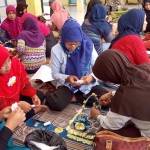 Para ibu-ibu di desa Metatu saat pelatihan pembuatan handicraft oleh Diskop UKM Perindag. foto: SYUHUD/ BANGSAONLINE