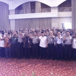 Para stakeholder bersama ratusan peserta penyuluh terpadu saat foto bersama.