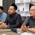 Ketua DPRD Gresik Fandi Akhmad Yani bersama Wakil Ketua DPRD Ahmad Nurhamim dan Mujid Riduan ketika memberikan keterangan pers, Sabtu (11/1). foto: SYUHUD/ BANGSAONLINE.com