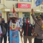 Kapolresta Banyuwangi Kombes Pol Arman saat menerima Agus Suwarno, Kamis (22/10/2020). foto: bangsaonline.com