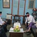 Kepala Kemenag Tuban Sahid didampingi jajarannya saat bersilaturahim ke rumah Rais Suriah PCNU Tuban.