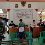 Suasana saat penyaluran BLT di Balai Desa Papungan, Ngawi.