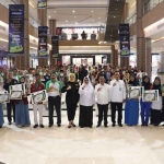 Wabup Aminatun Habibah bersama Admin and Relation Manager Fasilitas Produksi Kakao Cargill di Gresik, Adi Suprayitno, nara sumber dan pelajar peserta dialog. FOTO: SYUHUD/BANGSAONLINE.com