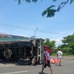 Truk gandeng yang terguling di Jalan Raci, Kecamatan Bangil, Selasa (7/12) siang.