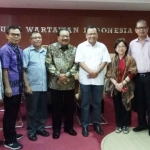 Gubernur Soekarwo foto bareng pengurus Pusat PWI. 