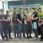 Komunitas gerakan nusantara bersama-sama elemen masyarakat saat tanam pohon di Desa Campurejo. foto: SYUHUD/ BANGSAONLINE