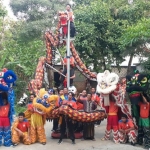 Kelompok kesenian Barongsai Putra Ronggolawe sedang berlatih.