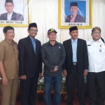 Ketua DPRD Gresik Ahmad Nurhamim bersama Cakades Kembangan Ngadimen dan Abdul Malik. foto: SYUHUD/ BANGSAONLINE