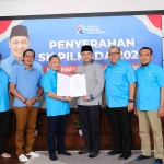 Rusdi Sutejo saat menerima surat rekomendasi dari Partai Gelora untuk maju Pilkada 2024 di Kabupaten Pasuruan.