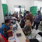 CEK: Hudiyono saat meninjau pelaksanaan vaksinasi untuk ASN Sidoarjo di GOR Gelora Delta, Kamis (25/2/2021). foto: ist.