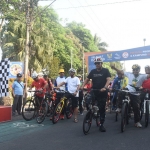 Wali Kota Kediri Abdullah Abu Bakar saat ikut gowes kreasi bareng RT-RW sambang ruang terbuka hijau. Foto: Ist.