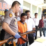 Kapolres Jember AKBP Alfian Nurrizal saat press release di Mapolres dengan menghadirkan tersangka berikut barang bukti senapan, Selasa (14/1/2020) siang.