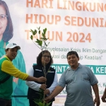 Pj Wali Kota Kediri, Zanariah, saat menyerahkan pohon yang akan ditanam. Foto: Ist