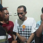 Anggota BIN gadungan A. Agus Sirojudin saat diamankan di kantor Intel Kodim 0817 Gresik. foto: syuhud/ bangsaonline