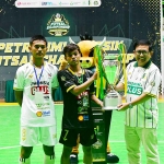 Direktur Utama Petrokimia Gresik, Dwi Satriyo Annurogo menunjukkan piala bergilir PGFC. Foto: ist.