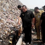 Sejumlah pejabat Pemkot Mojokerto bersama Wawali Suyitno ketika sidak ke TPA Randegan. foto: YUDI EP/ BANGSAONLINE