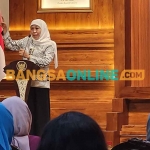 Gubernur Khofifah ketika memberi sambutan dalam pelantikan Obkesindo Jatim periode 2023-2028. Foto: DEVI FITRI AFRIYANTI/BANGSAONLINE