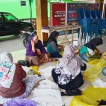 Emak-emak di Desa Krebet, Kecamatan Pilangkenceng, Kabupaten Madiun, melakukan pelatihan pengelolaan sampah rumah tangga.