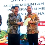 Bupati Gresik, Fandi Akhmad Yani, secara simbolis menyerahkan hibah Rp3 miliar kepada Menteri Agraria dan Tata Ruang/Kepala Badan Pertanahan Nasional (ATR/BPN) Sofyan Djalil. Foto: Ist