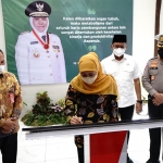 Bupati Muhdlor mendampingi Gubernur Jatim meresmikan gedung baru UPT PPD Sidoarjo, Rabu (27/7/2022). Foto: Ist.