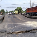 Kondisi Jembatan Ngaglik 1, Jl. Jaksa Agung Suprapto, Lamongan jalur poros nasional radius 300 meter Terminal Lamongan yang mengalami ambles sedalam 1 meter, Selasa (29/03/2022) siang.