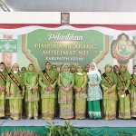 Ketua PC Muslimat NU Kabupaten Kediri, Mudawamah (paling kiri), dan Wakil Bupati Kediri, Dewi Mariya Ulfa (hijab putih), bersama pengurus PC Muslimat NU Kabupaten Kediri Periode 2022-2027. Foto: Ist